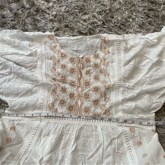 Women’s quarter length sleeve white tan- see photos for measurements - Picture 3 of 4